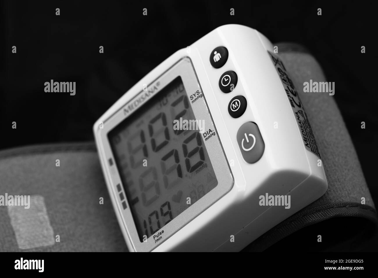 Gros plan, détail du tensiomètre isolé. Appareil de mesure numérique de la pression artérielle. Bucarest, Roumanie, 2021 Banque D'Images