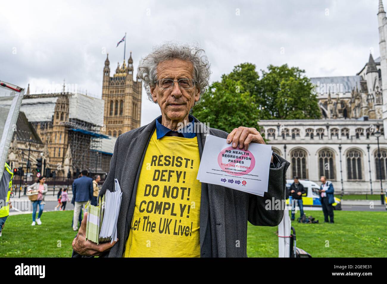 WESTMINSTER LONDRES 18 août 2021. Le camaligneur anti-verrouillage Piers Corbyn distribue des dépliants à l'extérieur du Parlement pour une pétition contre les laissez-passer de ségrégation sanitaire et pour empêcher les enfants de se mettre à la rescouchette d'un covid. Credit amer ghazzal/Alamy Live News Banque D'Images