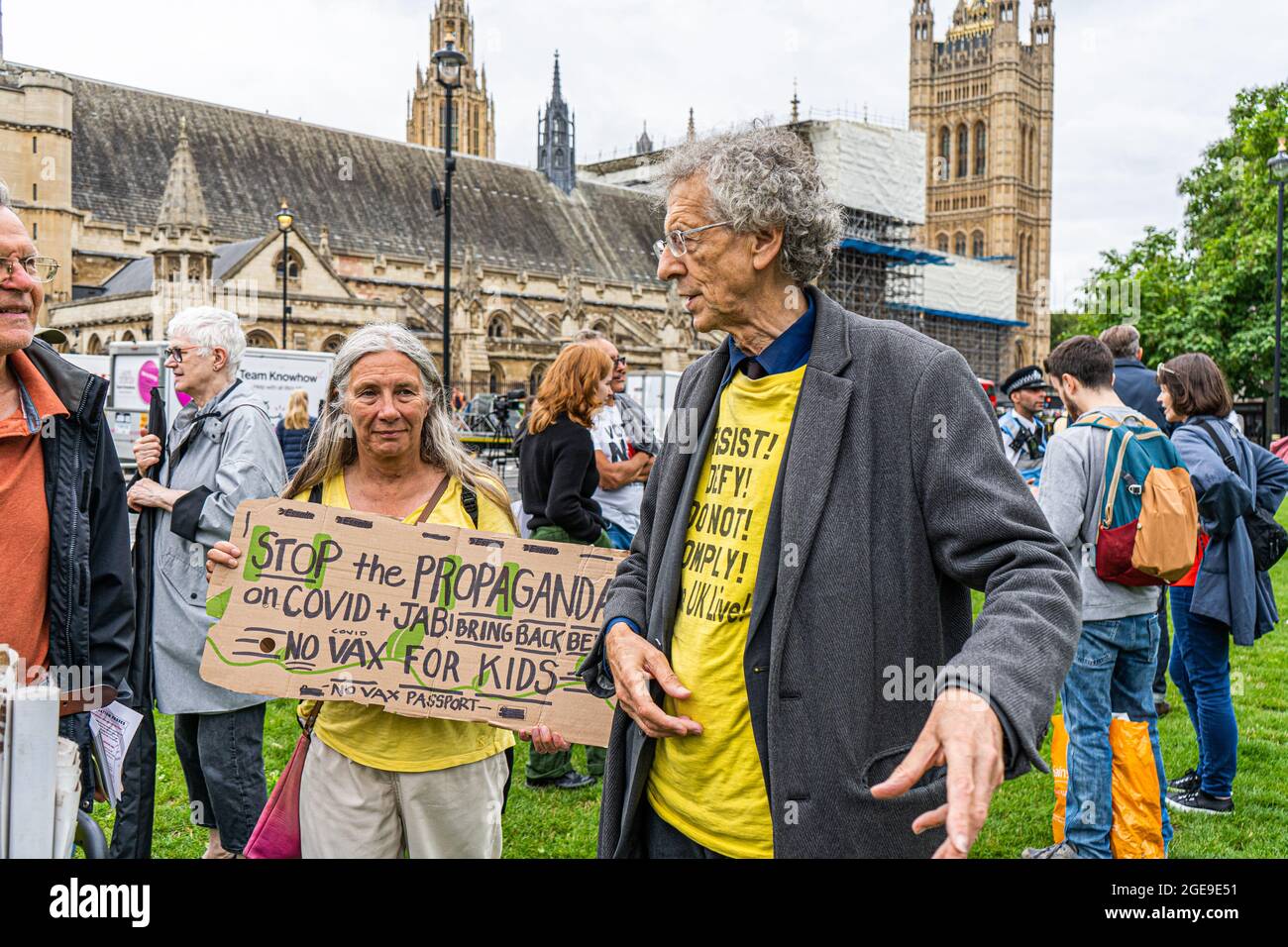 WESTMINSTER LONDRES 18 août 2021. Le camaligneur anti-verrouillage Piers Corbyn distribue des dépliants à l'extérieur du Parlement pour une pétition contre les laissez-passer de ségrégation sanitaire et pour empêcher les enfants de se mettre à la rescouchette d'un covid. Credit amer ghazzal/Alamy Live News Banque D'Images