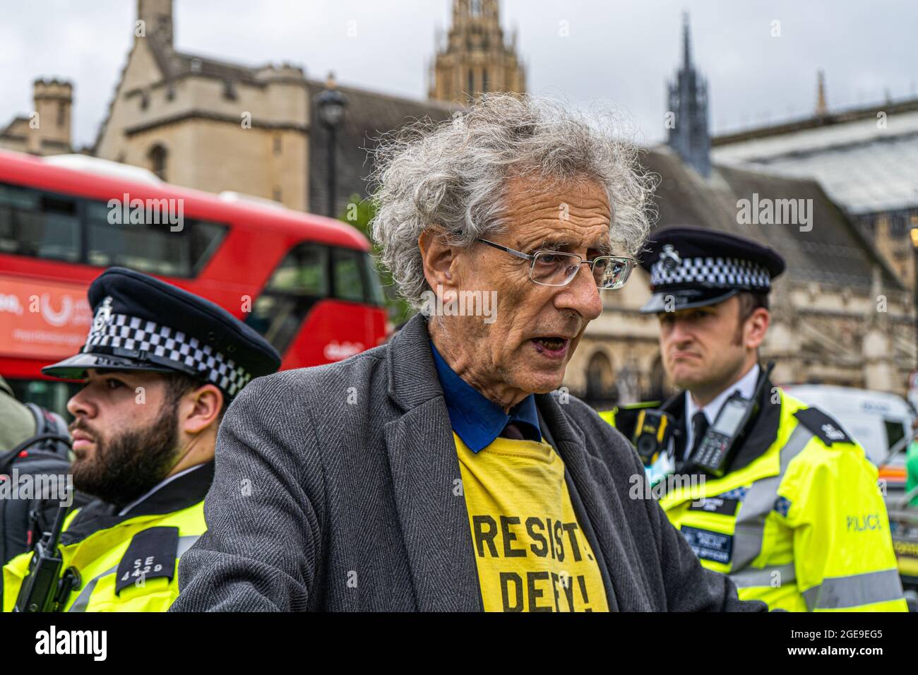 WESTMINSTER LONDRES 18 août 2021. Piers Corbyn, un militant anti-verrouillage, distribue des dépliants à l'extérieur du Parlement pour une pétition contre les laissez-passer de ségrégation sanitaire et pour empêcher les enfants de se mettre sous séquestre dans un jab cavid. Credit amer ghazzal/Alamy Live News Banque D'Images