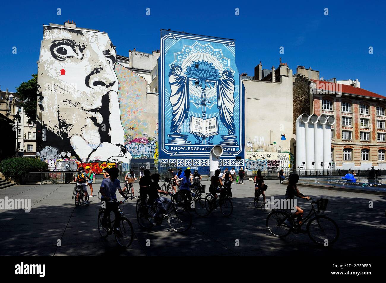 FRANCE, PARIS (75) 4ÈME ARRONDISSEMENT, PLACE IGOR-STRAVINSKY, STREET ART, 'CHUUUTTT!!!' SELFPORTRAIT PAR JEF AÉROSOL, VISITE GUIDÉE À VÉLO Banque D'Images