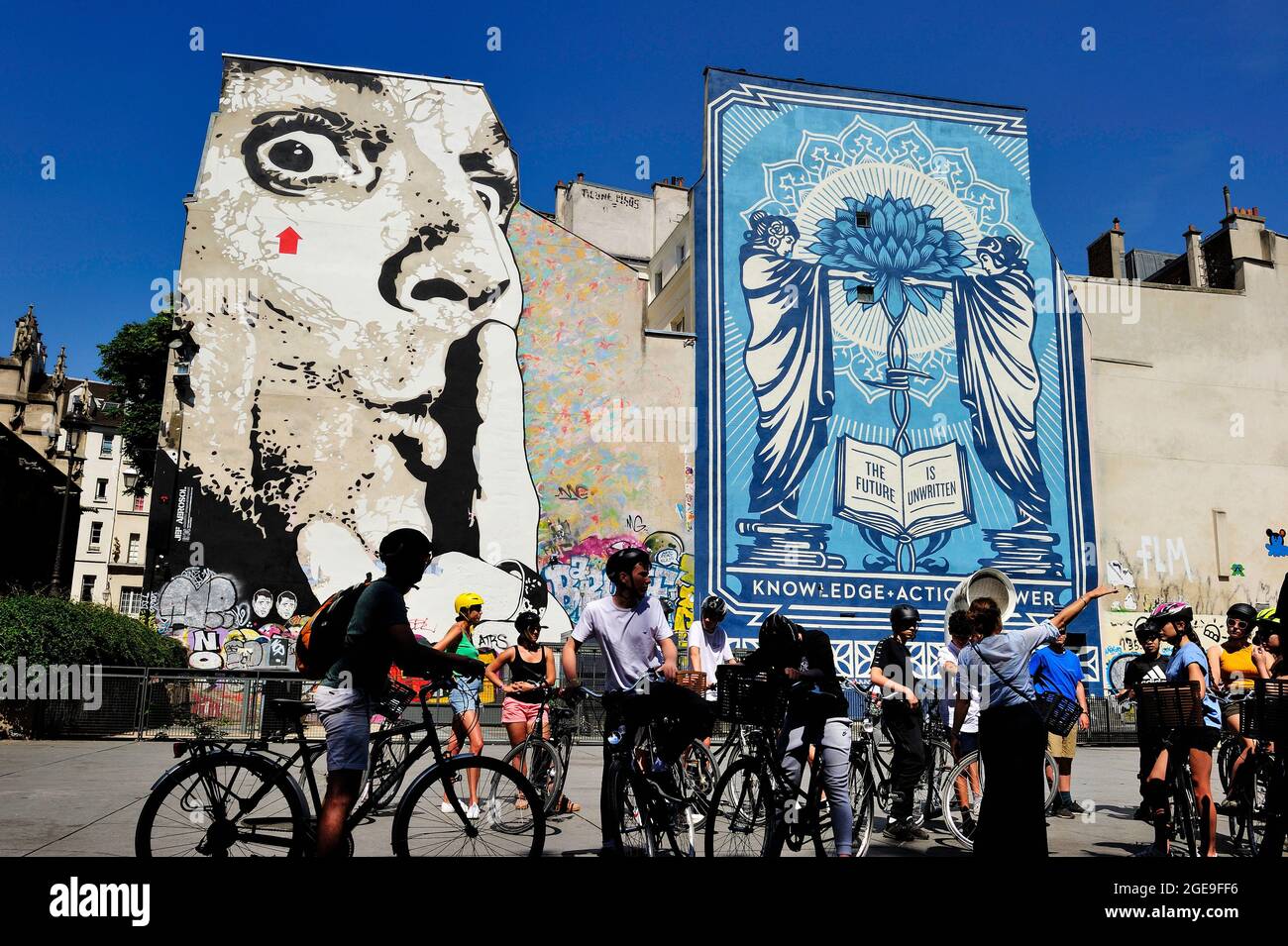 FRANCE, PARIS (75) 4ÈME ARRONDISSEMENT, PLACE IGOR-STRAVINSKY, STREET ART, 'CHUUUTTT!!!' SELFPORTRAIT PAR JEF AÉROSOL, VISITE GUIDÉE À VÉLO Banque D'Images