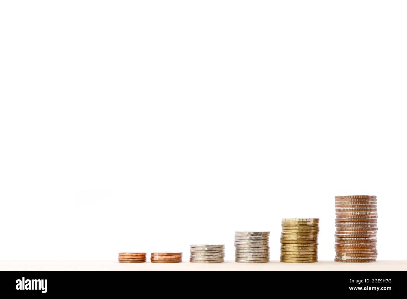 Pile de pièces de monnaie isolée sur fond blanc, avec espace de copie, concepts d'affaires et de finance. Banque D'Images Pile de pièces de monnaie isolée sur fond blanc, avec espace de copie, concepts d'affaires et de finance. Banque D'Images