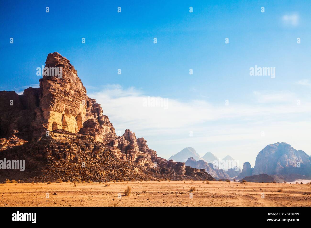 Les formations rocheuses dans le désert jordanien à Wadi Rum ou la vallée de la Lune. Banque D'Images
