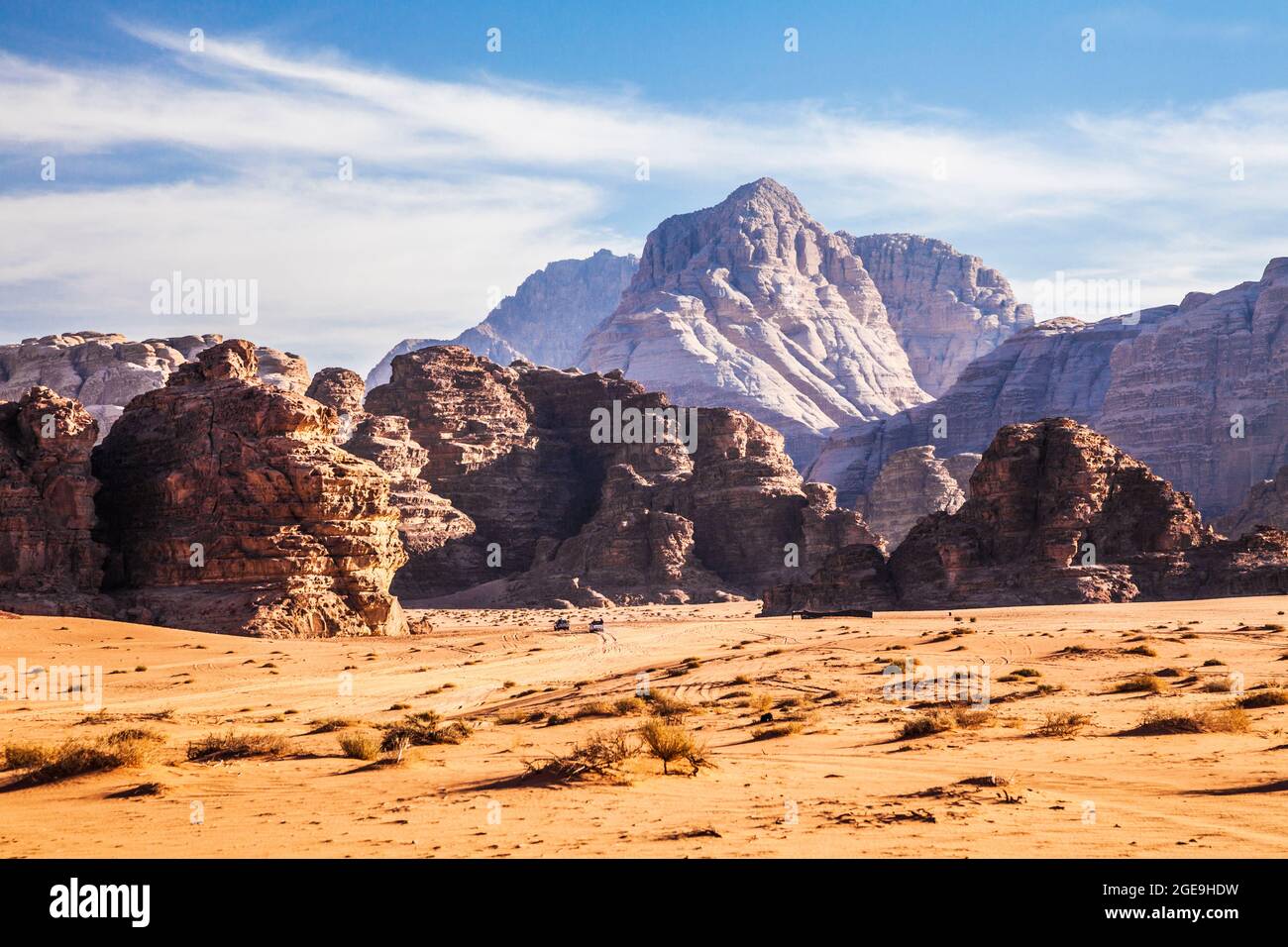 Le spectaculaire paysage montagneux du désert de Jordanie à Wadi Rum ou la vallée de la Lune. Banque D'Images