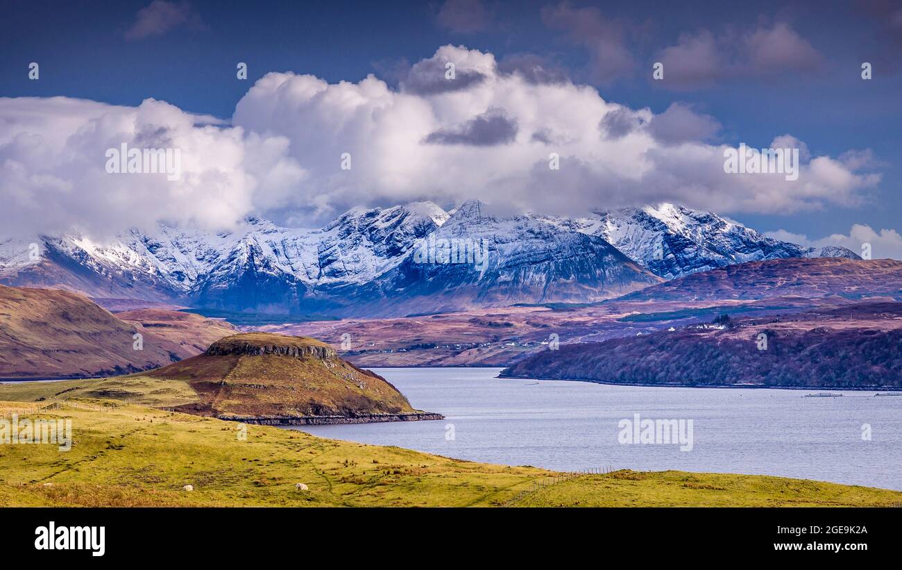 Les Cuillins noirs de l'autre côté du Loch Harport. Banque D'Images