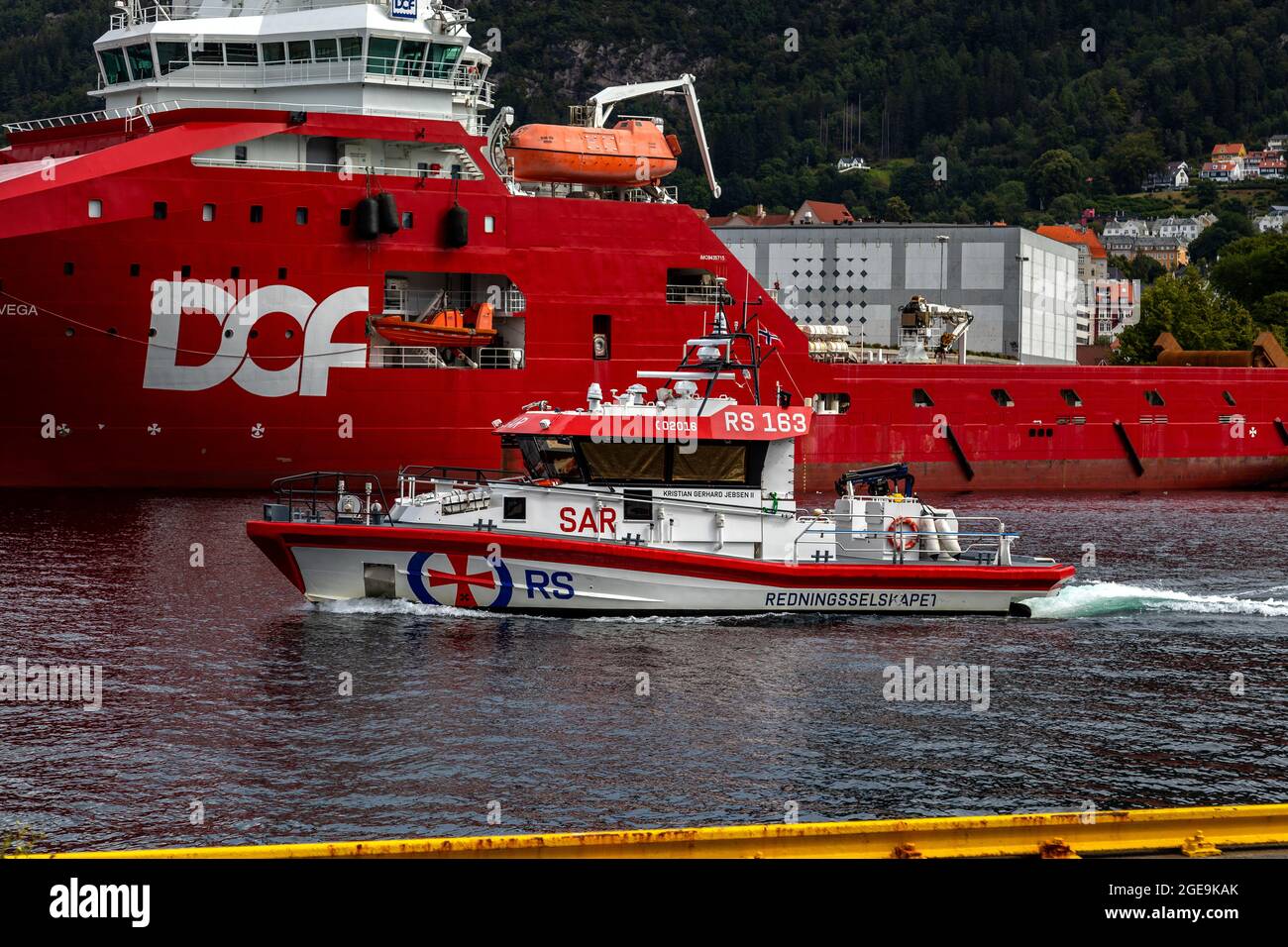 Bateau de sauvetage en mer à grande vitesse Kristian Gerhard Jebsen II dans le port de Bergen, Norvège. En passant par le navire de ravitaillement en mer Skandi vega Banque D'Images