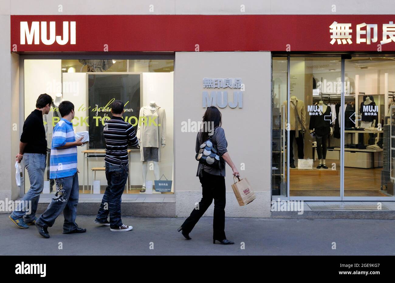 FRANCE, PARIS (75) 4 ÈME ARRONDISSEMENT, QUARTIER DU MARAIS, BOUTIQUE MUJI  SITUÉE RUE DES FRANCS BOURGEOIS Photo Stock - Alamy