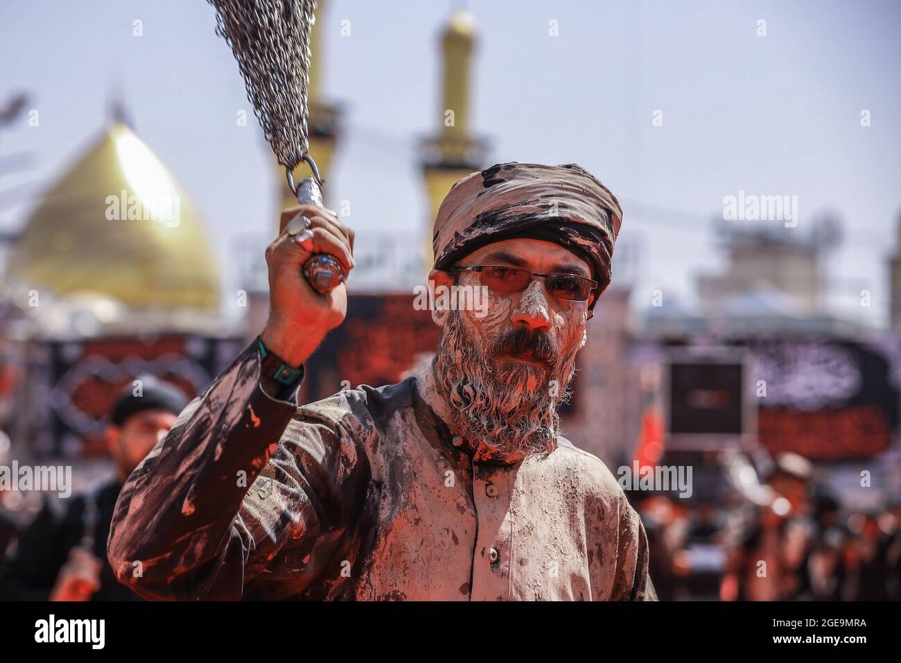 Irak, Karbala: Karbala, Irak. 18 août 2021. Un musulman chiite irakien se flagellation en prenant part à la procession religieuse « deuil du Muharram », qui s'est tenue le 9e jour du mois de Muharram, le premier mois du calendrier islamique, au sanctuaire de l'Imam Abbas, dans la ville sainte de Karbala en Irak. Muharram est considéré comme un mois de deuil et de mémoire pour les musulmans chiites dans le monde entier, dans lequel ils commémorent le martyre du petit-fils du prophète islamique Mohammad, Husayn ibn Ali, qui a été tué lors de la bataille de Karbala au VIIe siècle. Crédit: Ameer Al Mohmedaw/dpa/ Banque D'Images