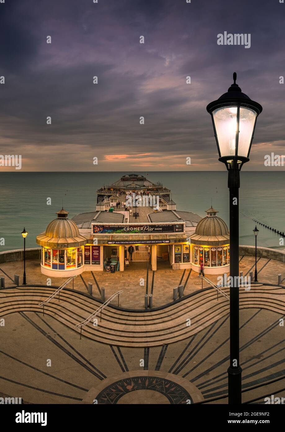 Coucher de soleil sur la jetée de Cromer. Banque D'Images