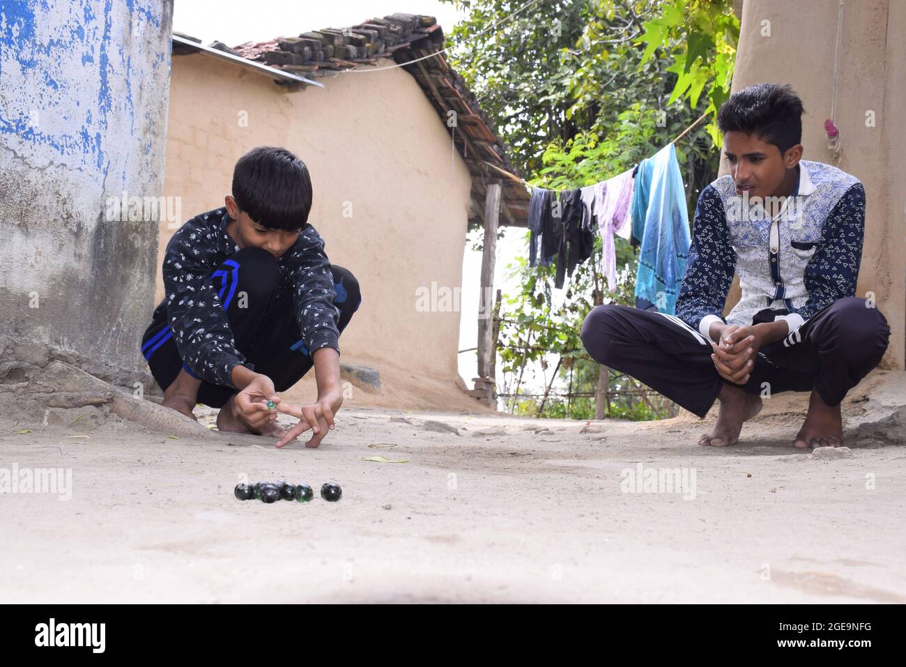 Enfants indiens jouant des marbres dans le village, belle vue sur les sports ruraux Banque D'Images