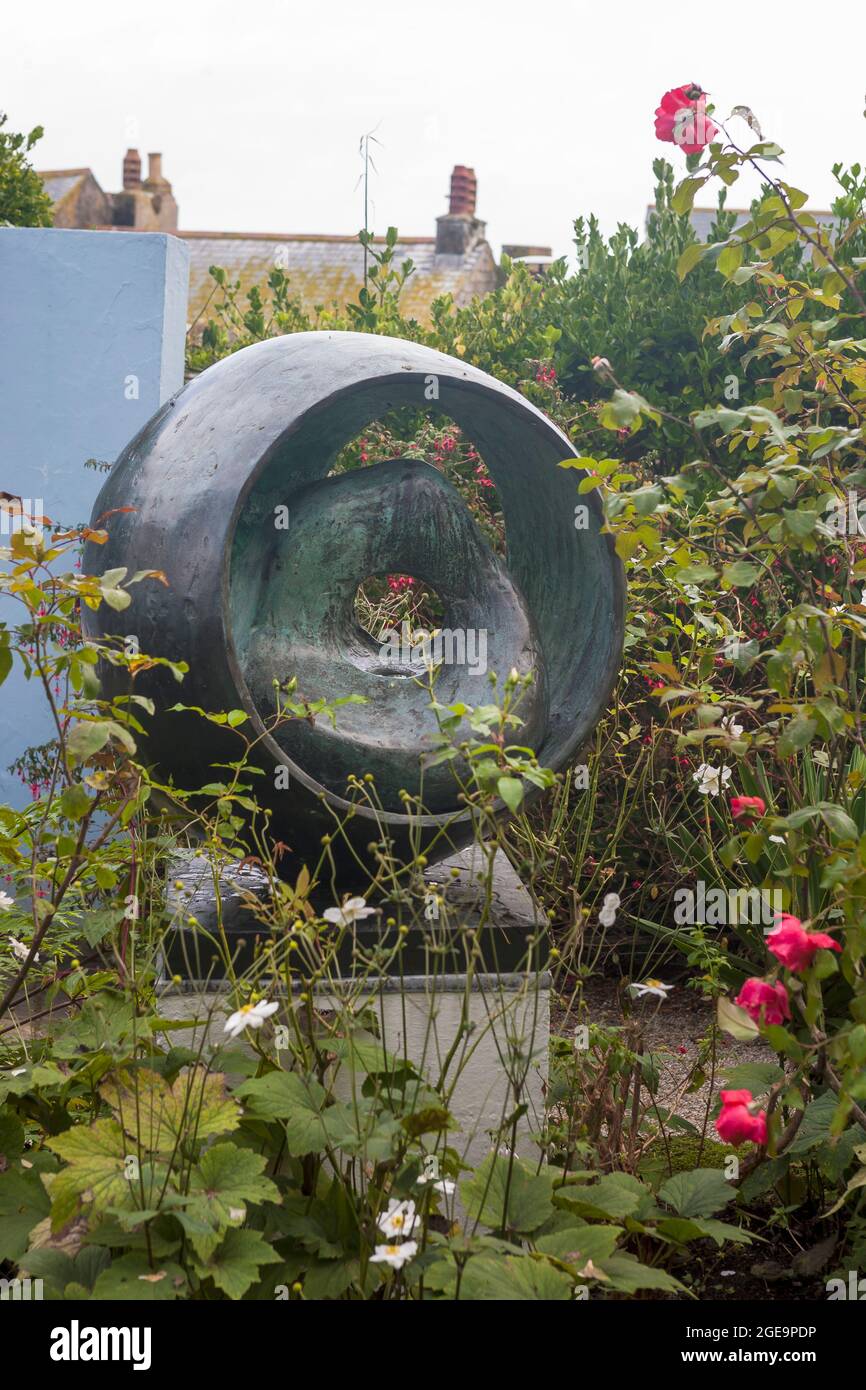 Sphère avec forme intérieure (1963), Barbara Hepworth Sculpture Garden, St. Ives, Cornwall, Royaume-Uni Banque D'Images