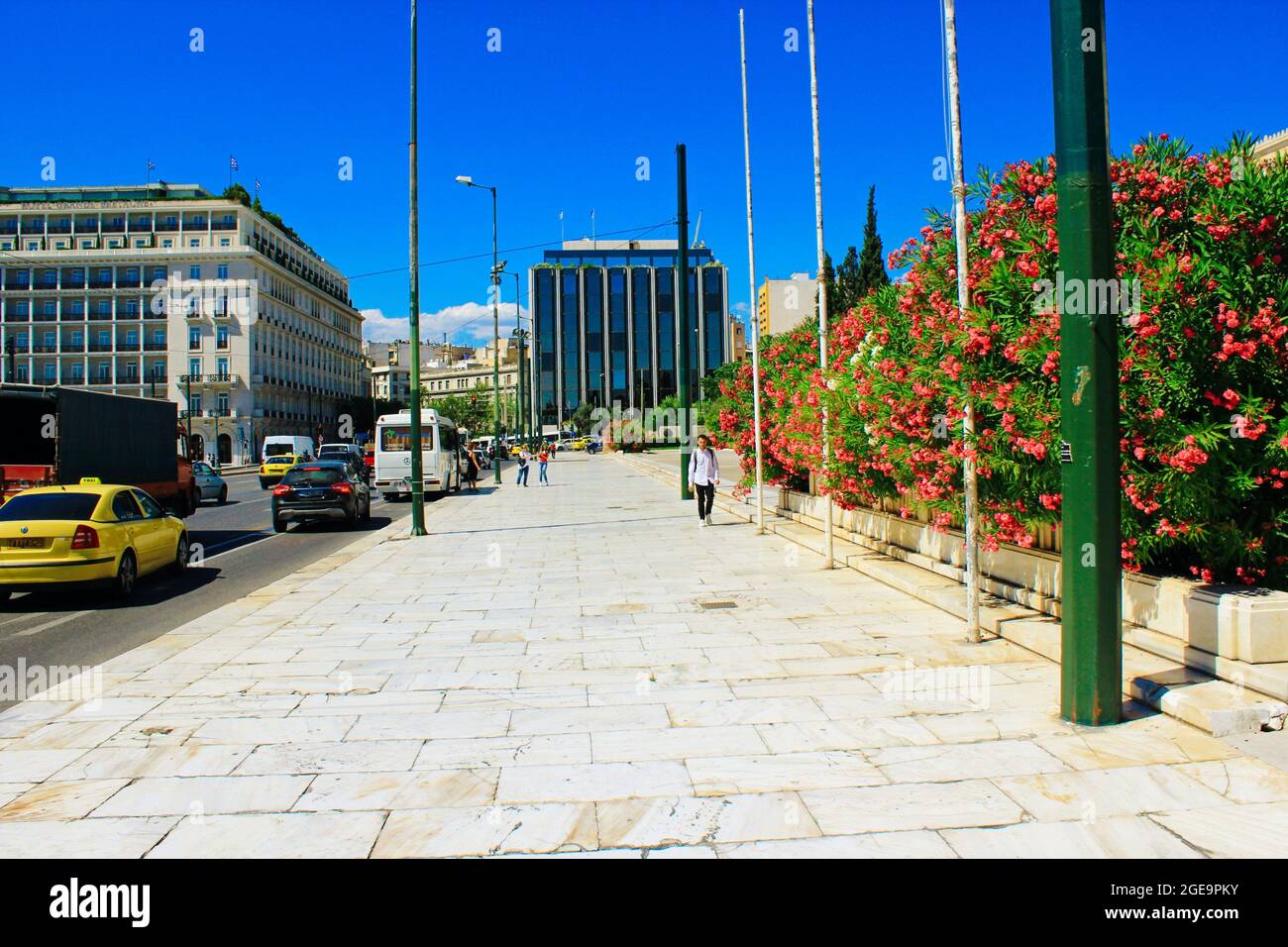 Grèce, Athènes, juin 16 2020 - instantané de l'avenue Amalias avec l'hôtel Grande Bretagne en arrière-plan. Banque D'Images