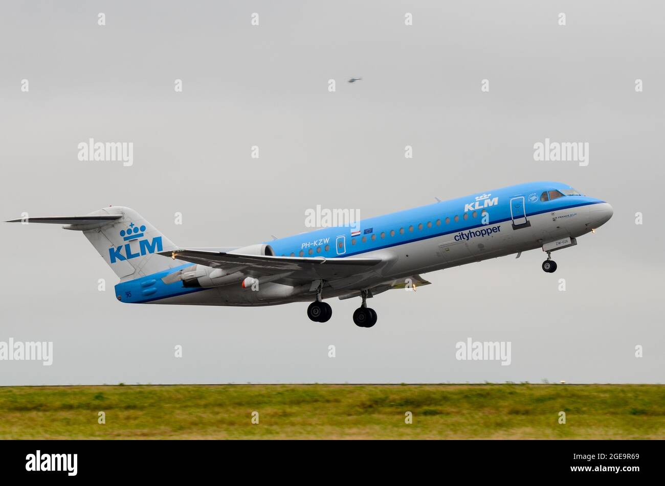 KLM Cityhopper Fokker avion de ligne à jet 70 pH-KZW décollage de l'aéroport de Manston, Kent, Royaume-Uni. Compagnie aérienne régionale de KLM. Transporteur aérien Banque D'Images