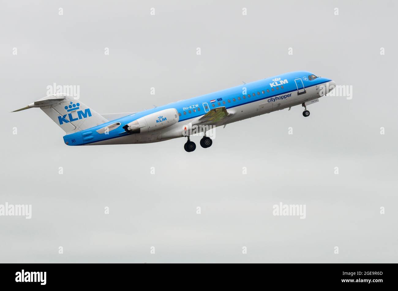 KLM Cityhopper Fokker avion de ligne à jet 70 pH-KZW décollage de l'aéroport de Manston, Kent, Royaume-Uni. Compagnie aérienne régionale de KLM. Transporteur aérien Banque D'Images