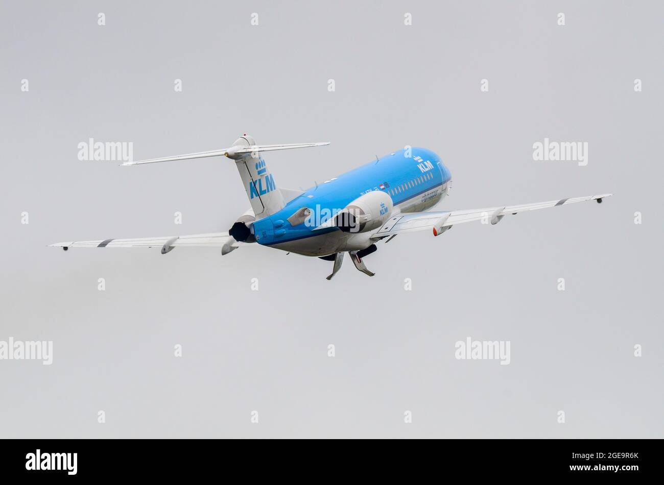 KLM Cityhopper Fokker avion de ligne à jet 70 pH-KZW décollage de l'aéroport de Manston, Kent, Royaume-Uni. Compagnie aérienne régionale de KLM. Transporteur aérien. S'éloigner Banque D'Images