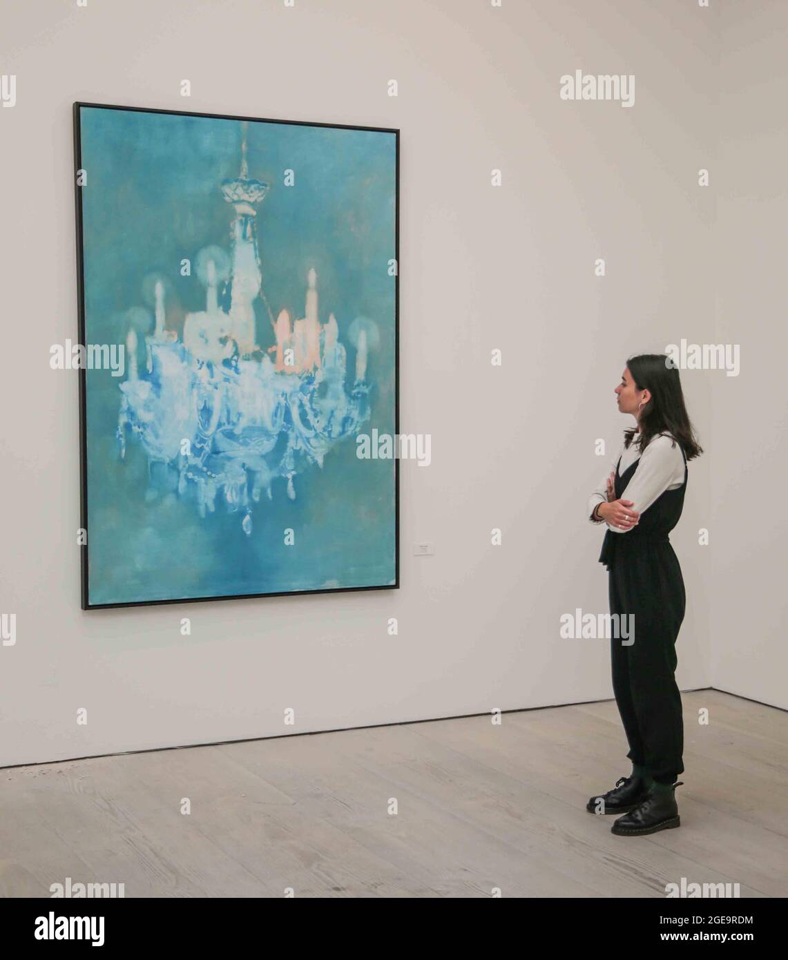 Londres Royaume-Uni 18 août 2021 ICI EN CE MOMENT. Joakim Allgulander, lustre bleu 2015 . L'exposition de 4,000 m2 sera ouverte dans deux galeries à la Saatchi Gallery du jeudi 19 août 2021 au 9 septembre 2021.l'exposition présente des œuvres d'artistes établis tels que Jake & Dinos Chapman, Charming Baker, David Shrigley et Chris Levine ainsi que des œuvres du peintre londonien Matt Small et de l'artiste de la peinture murale et de l'installation Morag Myerscough. Le spectacle comprendra également des œuvres originales inédites de Gary Stranger, Jessica Albarn, Eelus, Sara Pope et un nouveau collaborateur passionnant Banque D'Images