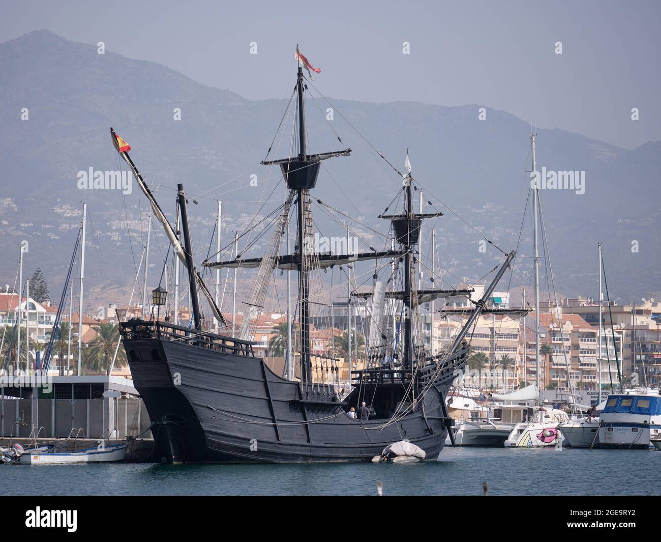 Réplique de l'ancien galléon espagnol, Nao Victoria au port de Fuengirola, province de Malaga, Andalousie, Espagne. Banque D'Images