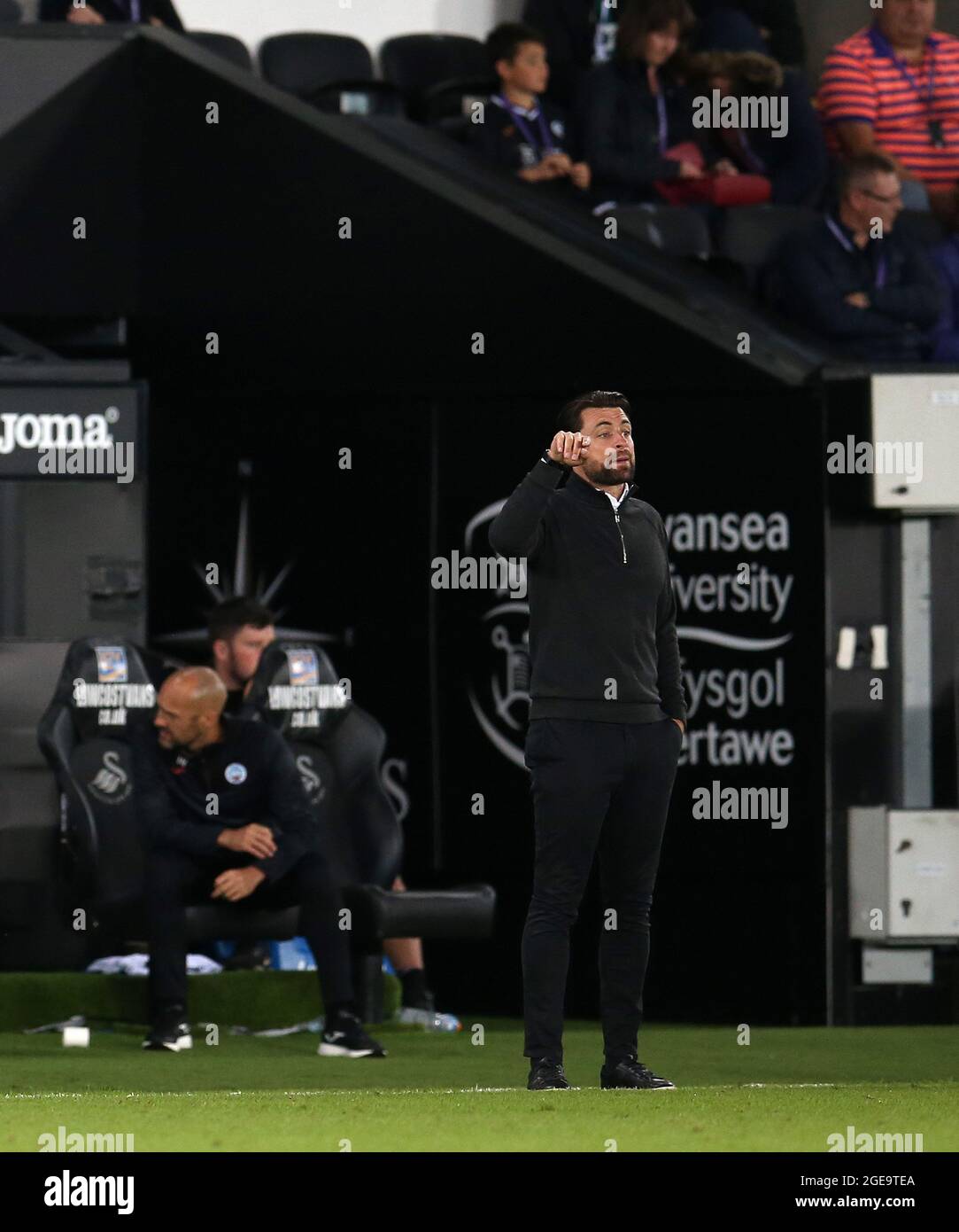 Swansea, Royaume-Uni. 17 août 2021. Russell Martin, l'entraîneur-directeur du Swansea City FC, donne des instructions à ses joueurs à partir de la ligne de contact. EFL Skybet Championship Match, Swansea City v Stoke City au stade Swansea.com de Swansea le mardi 17 août 2021. Cette image ne peut être utilisée qu'à des fins éditoriales. Utilisation éditoriale uniquement, licence requise pour une utilisation commerciale. Aucune utilisation dans les Paris, les jeux ou les publications d'un seul club/ligue/joueur. photo par Andrew Orchard/Andrew Orchard sports Photography/Alamy Live News crédit: Andrew Orchard sports Photography/Alamy Live News Banque D'Images