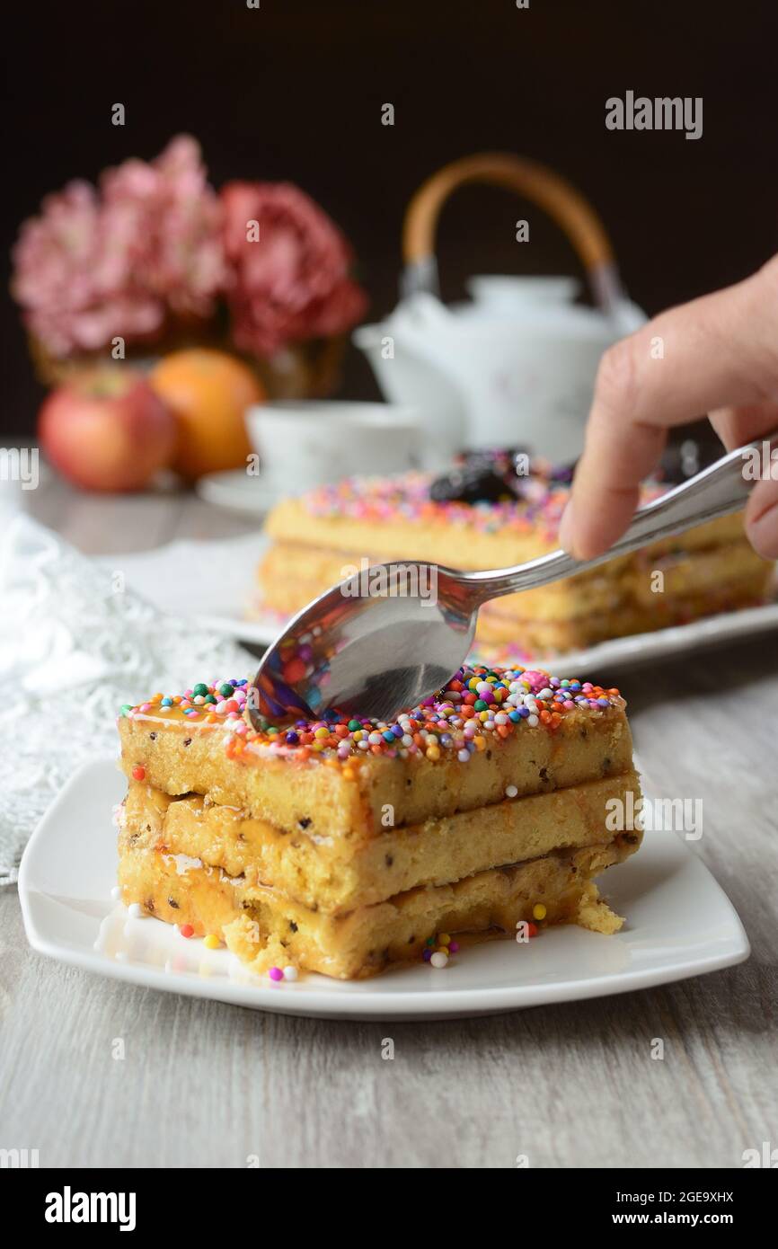 Croise Une Personne Anonyme Avec Une Cuillere Mangeant Un Delicieux Gateau Traditionnel Au Turron De Dona Pepa Avec De La Dragee Coloree Et Du Nougat Servi Sur Une Assiette Sur La Table