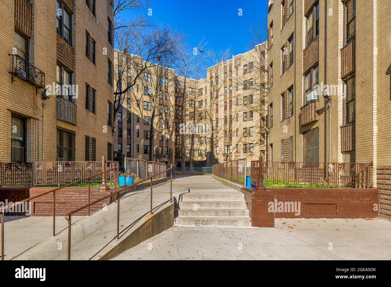 Les appartements Noonan Plaza, conçus par Horace Ginsbern et Marvin Fine, sont des monuments Art déco de la section Highbridge du Bronx. Banque D'Images