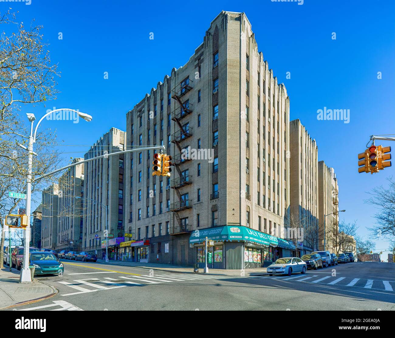 Les appartements Noonan Plaza, conçus par Horace Ginsbern et Marvin Fine, sont des monuments Art déco de la section Highbridge du Bronx. Banque D'Images