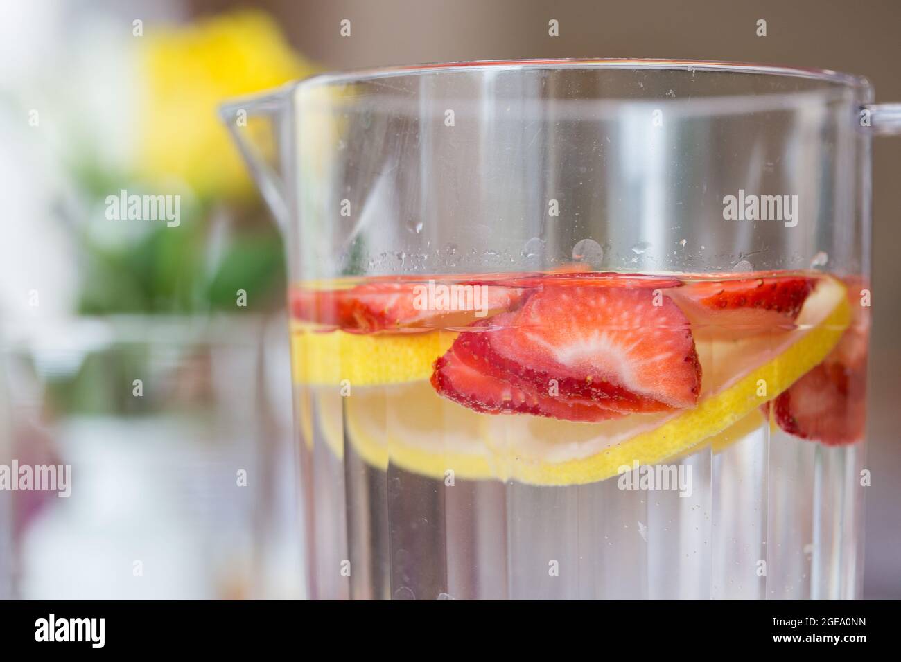 Verseuse d'eau rafraîchissante avec tranches de fruits Banque D'Images