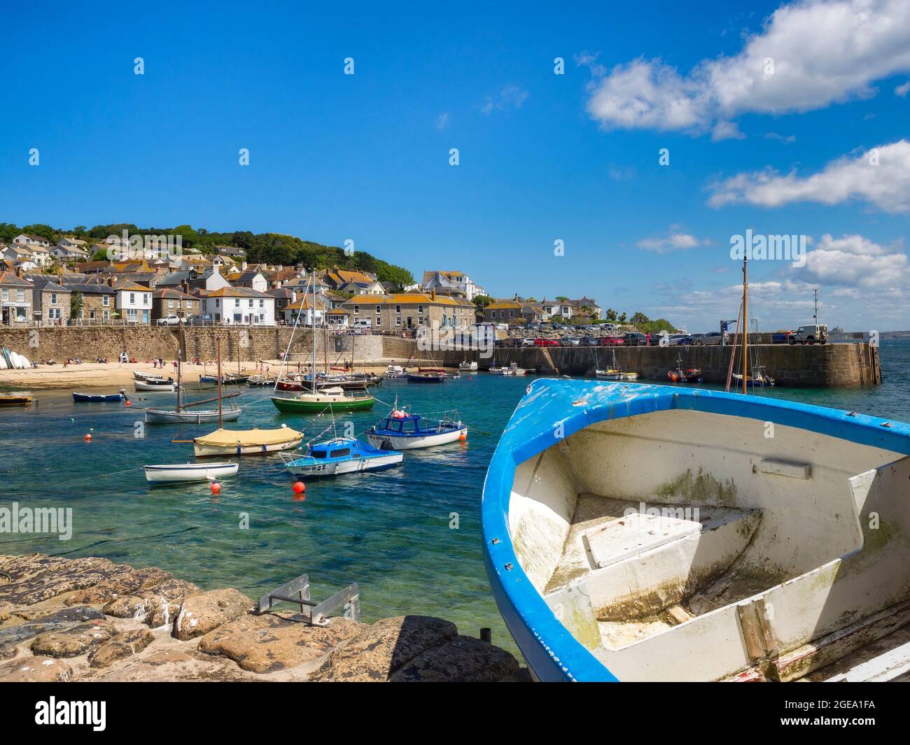 Bateaux de pêche amarrés dans le port d'un village traditionnel de Cornouailles. Banque D'Images