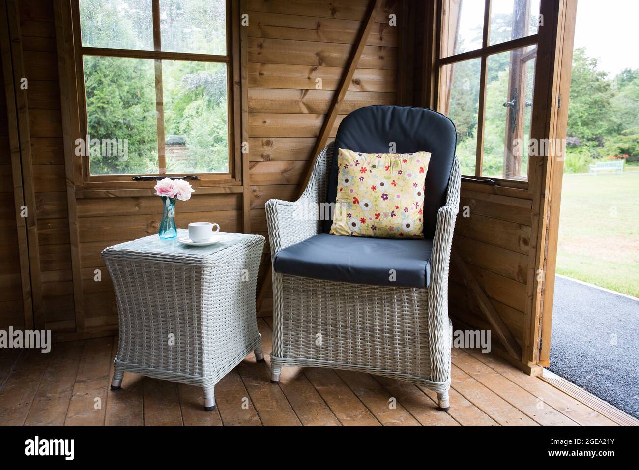 Chaise en osier et table dans une maison d'été Banque D'Images