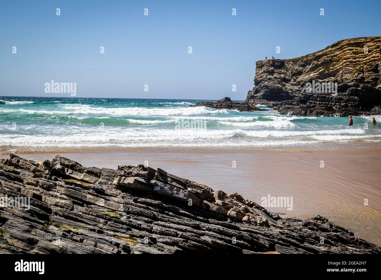 Rochers sur la plage de Zambujeira do Mar, Parc naturel de la Côte Vicentina, Alentejo, Portugal Banque D'Images