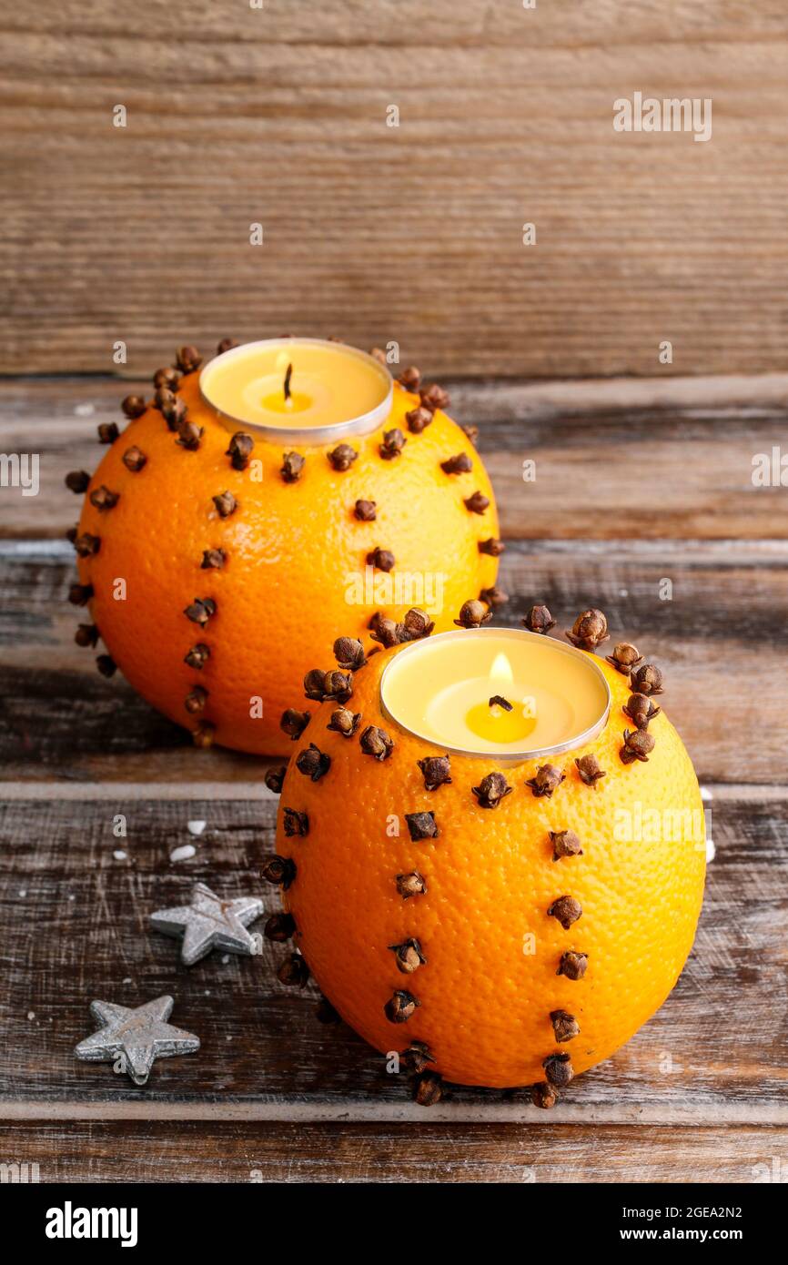 Boule de pommandes orange avec bougie. Décor de fête Photo Stock - Alamy