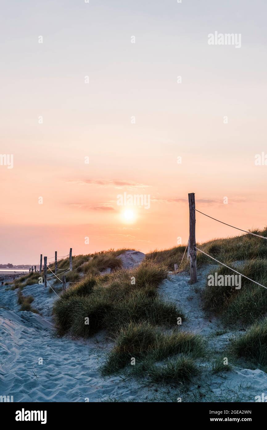 Coucher de soleil sur West Wittering Beach. Banque D'Images