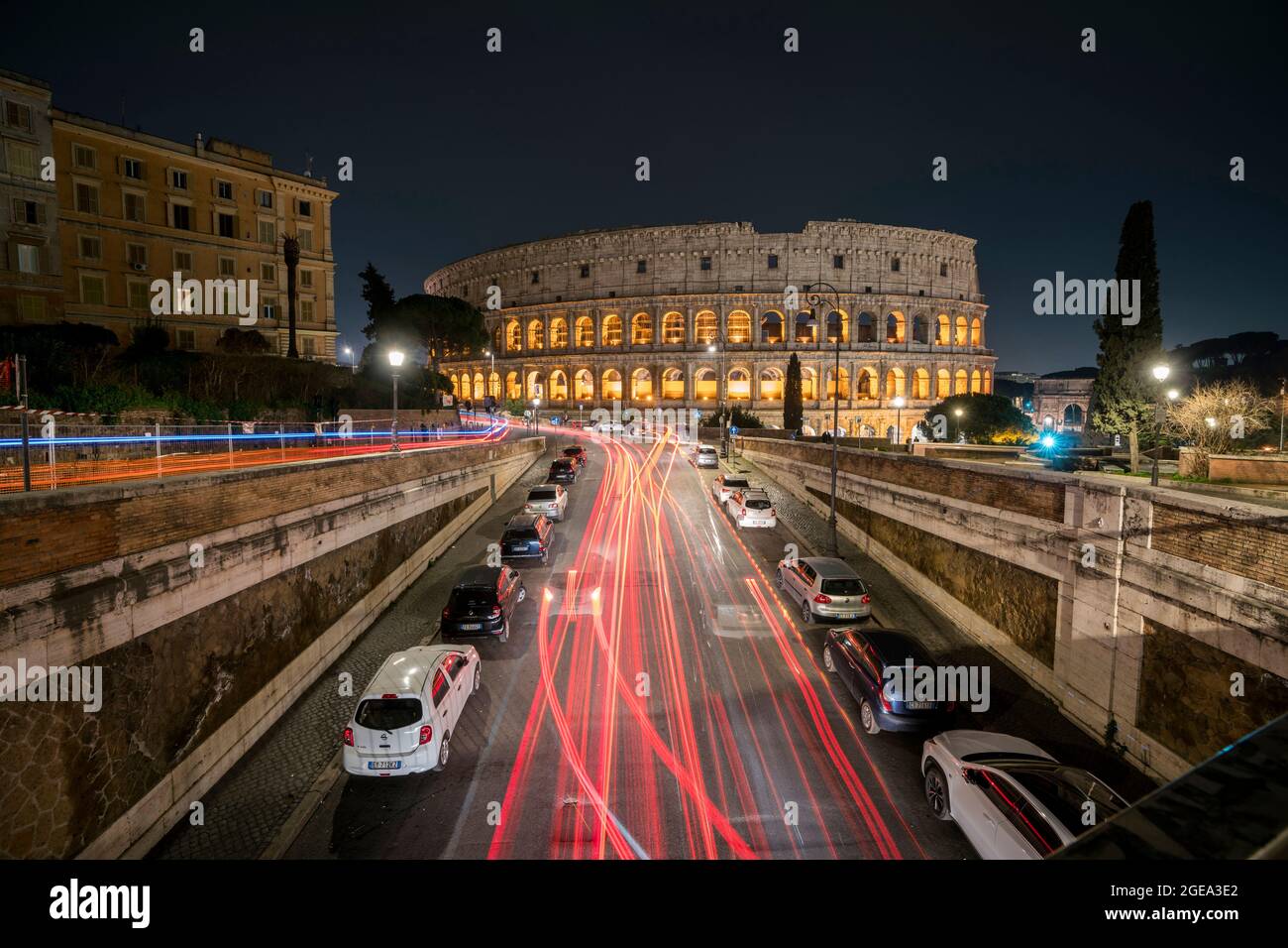 La circulation peint des sentiers légers alors qu'elle passe devant le Colisée de Rome en Italie. Banque D'Images