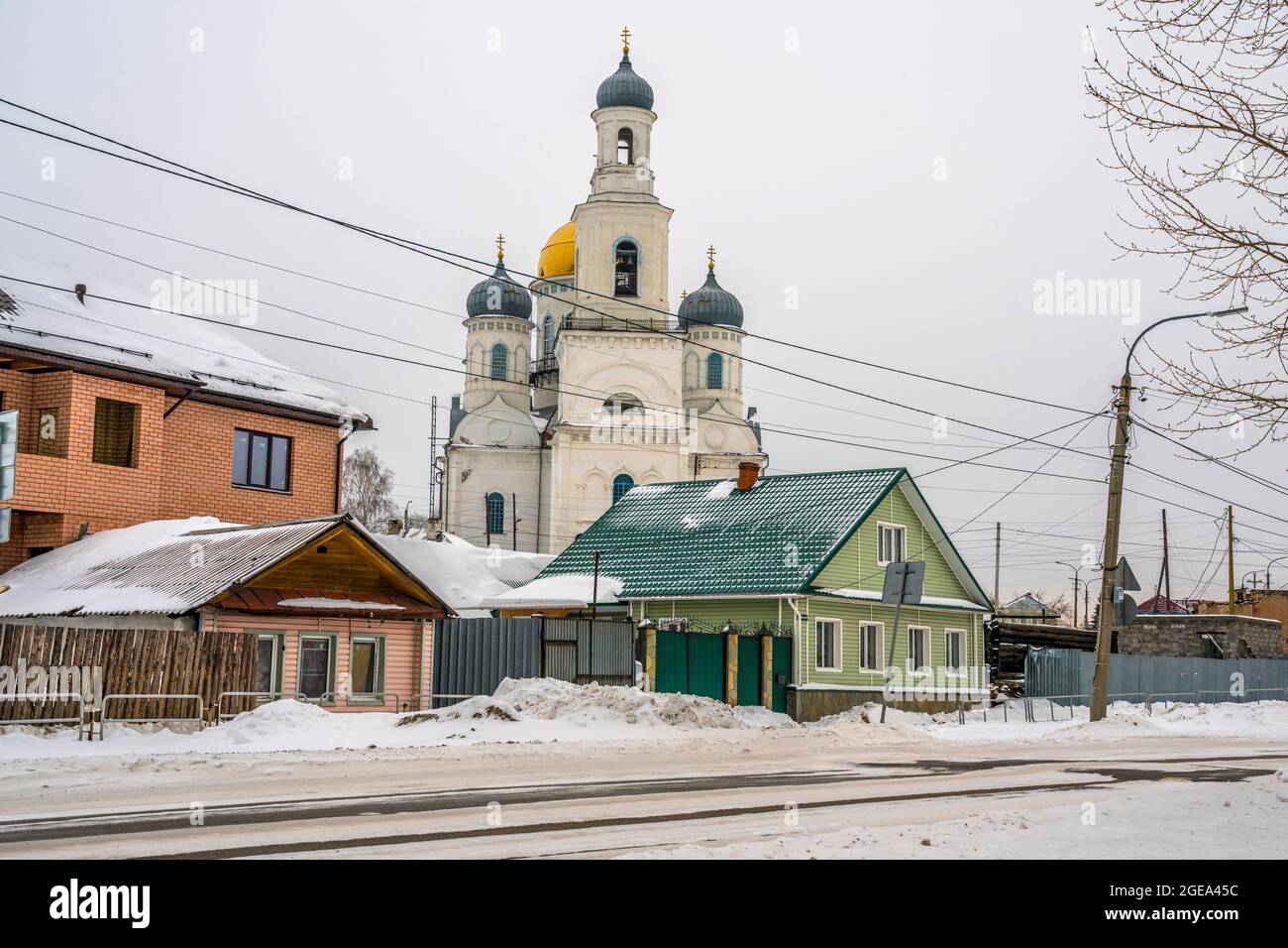 Une église orthodoxe russe dans une petite ville manufacturière de la région des montagnes de l'Oural en Russie. Banque D'Images