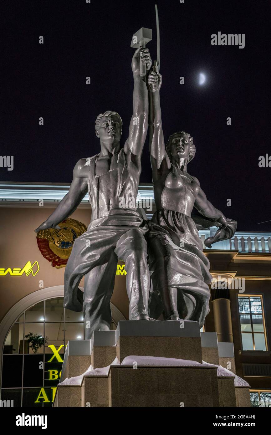 Une célèbre statue d'ouvriers de l'époque soviétique élevant le marteau et la faucille s'élève au-dessus d'un musée des anciens combattants à Ekaterinbourg en Russie. Banque D'Images