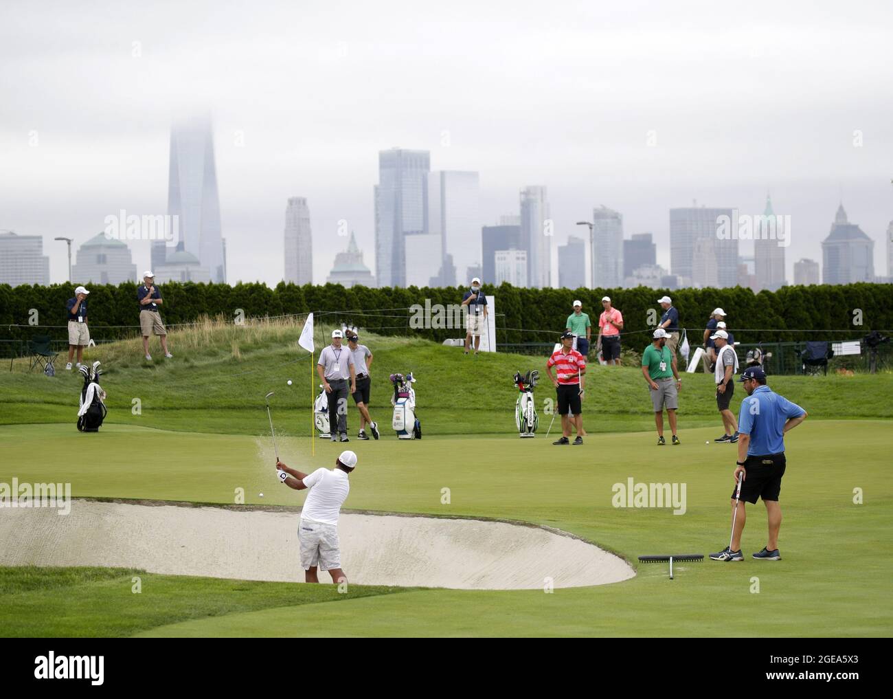 New York, États-Unis. 18 août 2021. Les joueurs s'exercent sur le 18e green au Northern Trust 2021 dans le cadre des éliminatoires de la FedEx Cup au Liberty National Golf Club de Jersey City, New Jersey, le mercredi 18 août 2021. Photo de John Angelillo/UPI crédit: UPI/Alay Live News Banque D'Images