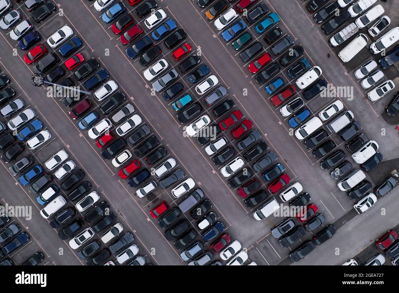 Vue aérienne des rangées de voitures garées alignées pour la vente ou pour l'exportation et l'importation au Royaume-Uni Banque D'Images