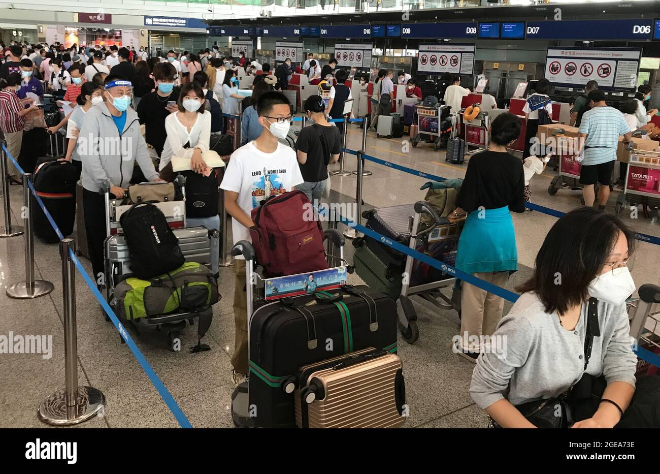 Pékin, Chine. 18 août 2021. Les passagers portent des masques obligatoires tout en attendant dans une file d'attente massive pour enregistrer leurs vols à l'aéroport international de Pékin le mercredi 18 août 2021. La Chine impose une fois de plus des mesures draconiennes à travers le pays pour localiser et éliminer la nouvelle variante delta du coronavirus alors que les Jeux olympiques d'hiver approchent rapidement du jour d'ouverture. Photo de Stephen Shaver/UPI crédit: UPI/Alay Live News Banque D'Images