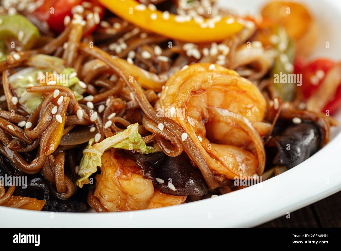 Nouilles soba thaï wok aux crevettes et légumes Banque D'Images