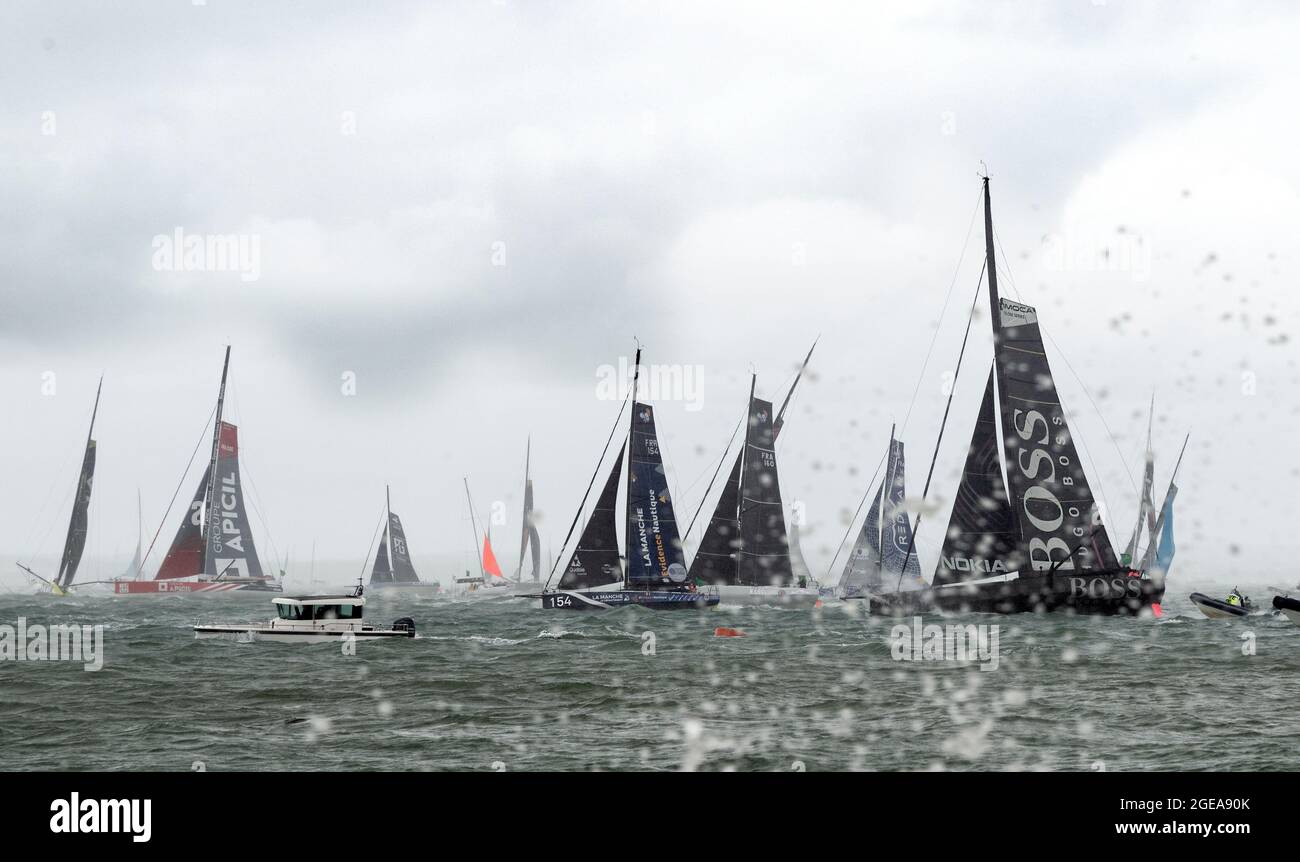 Début de la flotte d'Imoca 60 dans le Rolex Fastnet Race 2021, Cowes, île de Wight, Angleterre Banque D'Images