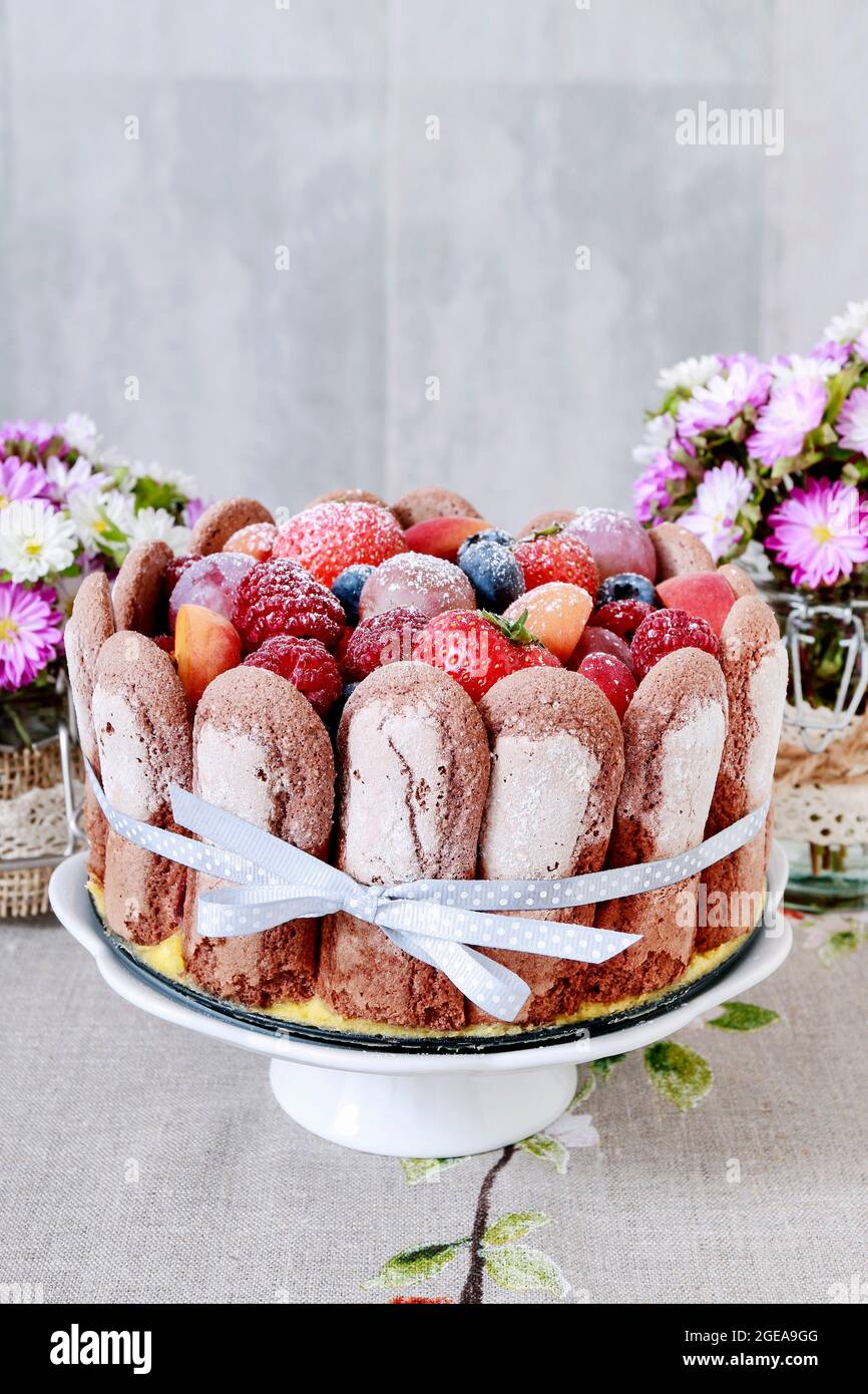 Gateau De Charlotte Avec Fruits D Ete Dessert De Fete Photo Stock Alamy Gateau De Charlotte Avec Fruits D Ete Dessert De Fete Photo Stock Alamy