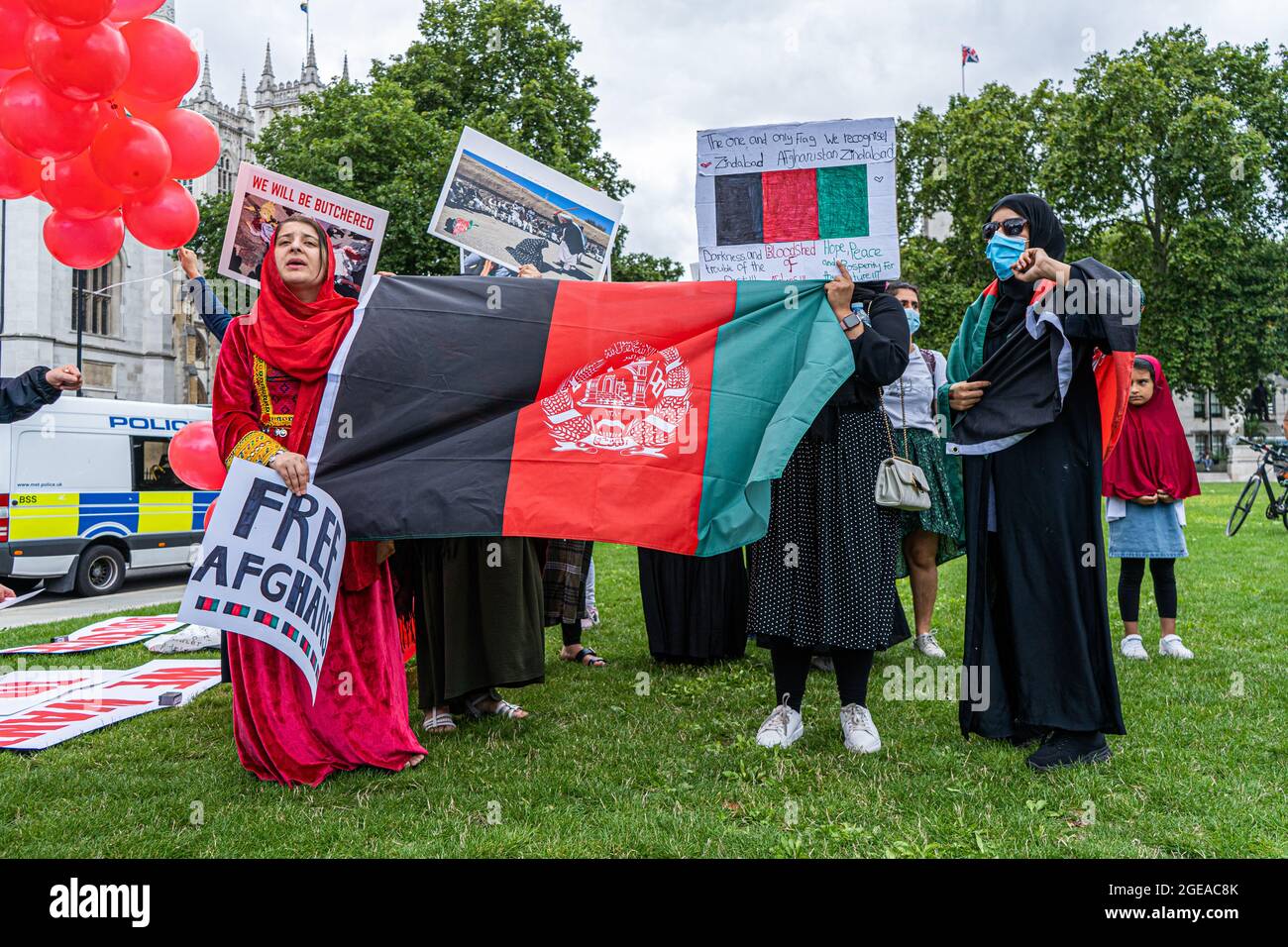 WESTMINSTER LONDRES 18 août 2021. Les femmes afghanes britanniques tiennent des pancartes sur la place du Parlement pour manifester contre la prise de pouvoir par les talibans pour sauver l'Afghanistan alors que le Parlement britannique est rappelé depuis ses vacances d'été pour débattre de la crise en Afghanistan après une demande du gouvernement. Credit amer ghazzal/Alamy Live News Banque D'Images
