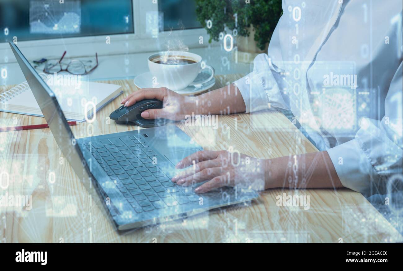 Affaires et technologie, développement de logiciels, concept IoT. Double exposition, femme programmeur, développeur de logiciels travaillant sur ordinateur portable. Femme d'affaires usi Banque D'Images