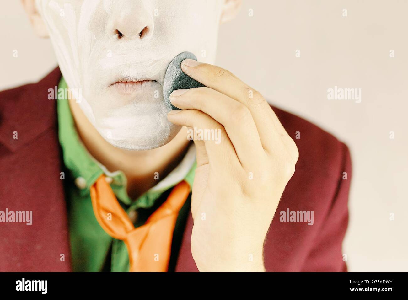 Maquillage pour homme. Le clown peint son visage. Banque D'Images