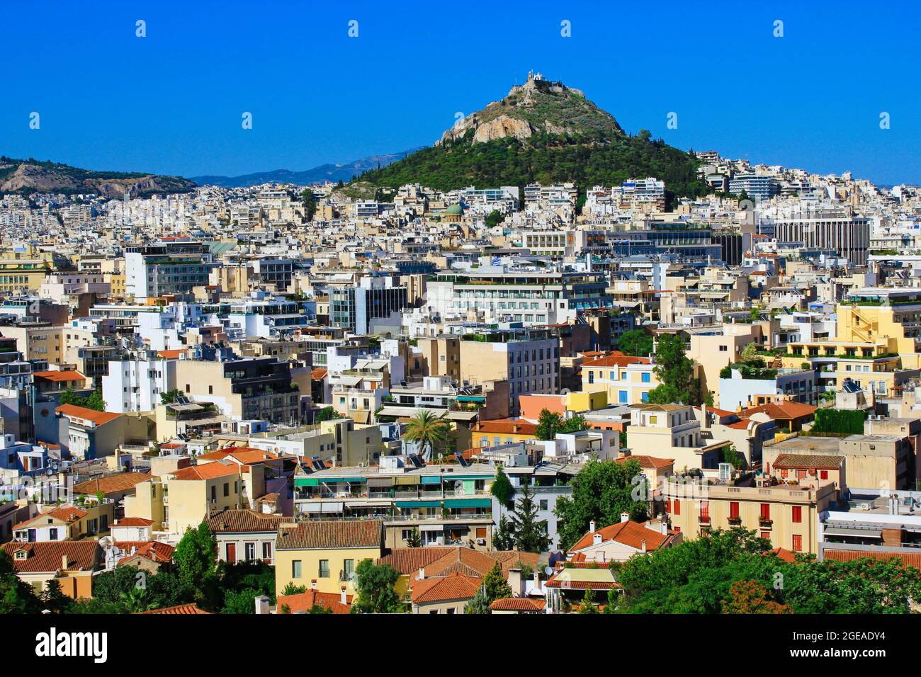 Grèce, Athènes, juin 16 2020 - Athènes vue sur la ville depuis la région d'Anafiotika dans le quartier de Plaka avec la colline de Lycabetus en arrière-plan. Banque D'Images