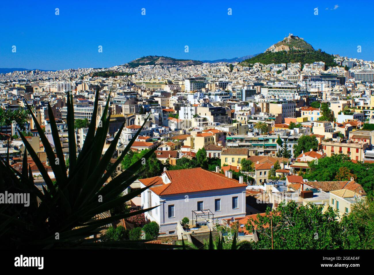 Grèce, Athènes, juin 16 2020 - Athènes vue sur la ville depuis la région d'Anafiotika dans le quartier de Plaka avec la colline de Lycabetus en arrière-plan. Banque D'Images