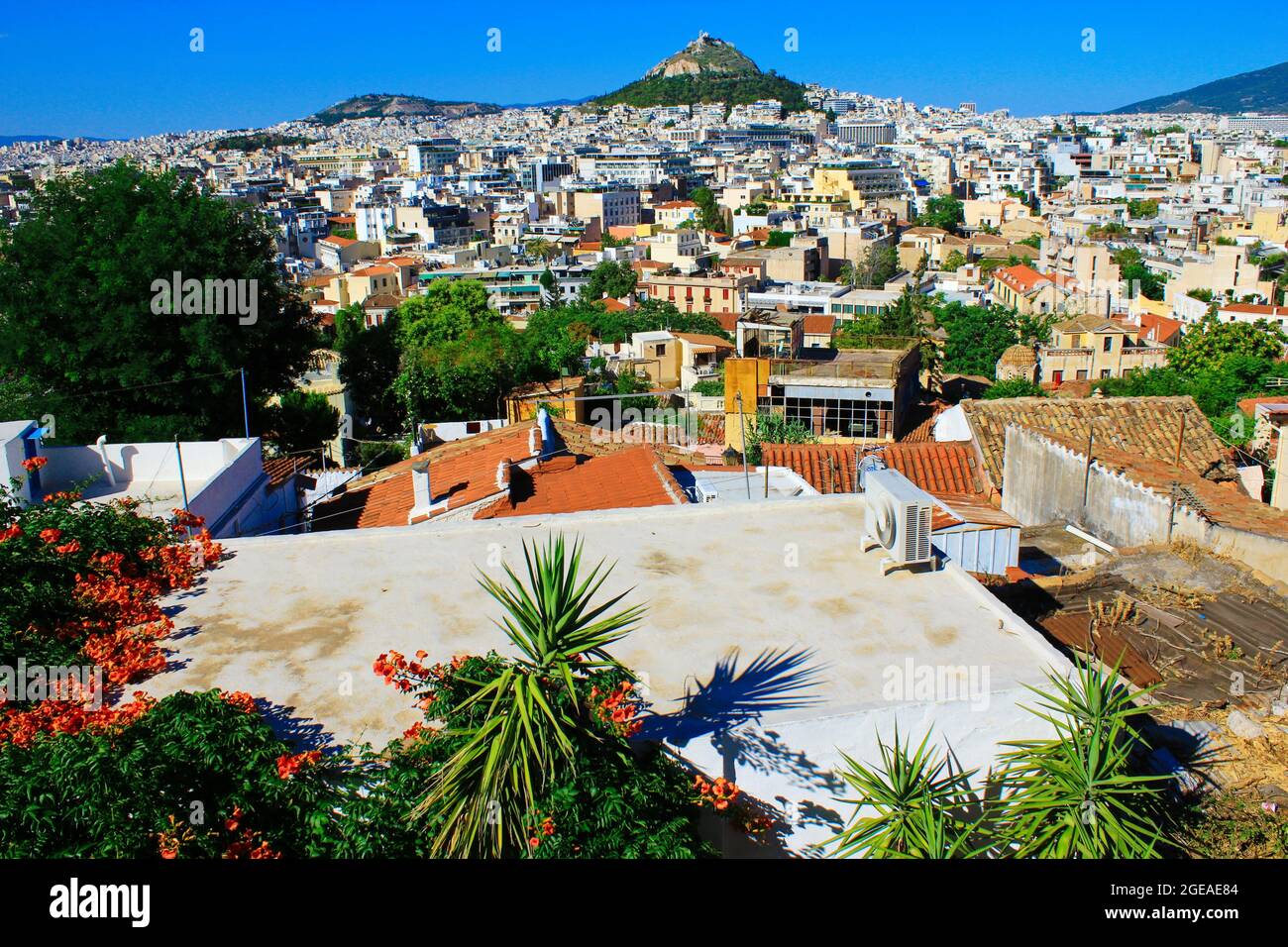 Grèce, Athènes, juin 16 2020 - Athènes vue sur la ville depuis la région d'Anafiotika dans le quartier de Plaka avec la colline de Lycabetus en arrière-plan. Banque D'Images