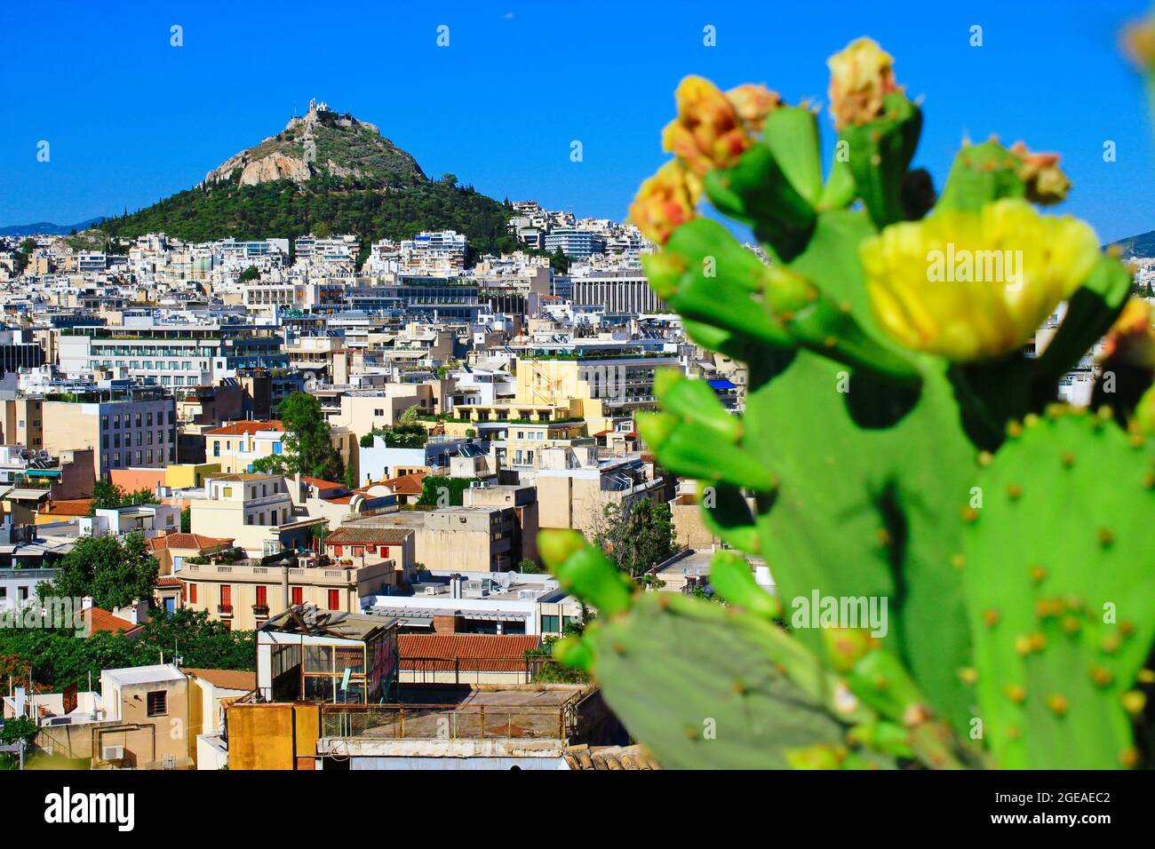 Grèce, Athènes, juin 16 2020 - Athènes vue sur la ville depuis la région d'Anafiotika dans le quartier de Plaka avec la colline de Lycabetus en arrière-plan. Banque D'Images