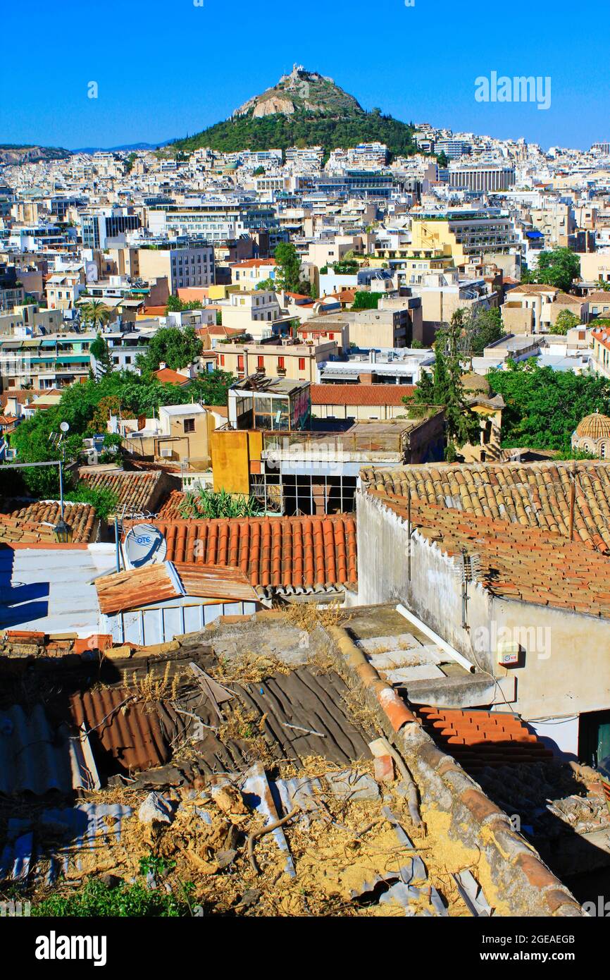 Grèce, Athènes, juin 16 2020 - Athènes vue sur la ville depuis la région d'Anafiotika dans le quartier de Plaka avec la colline de Lycabetus en arrière-plan. Banque D'Images