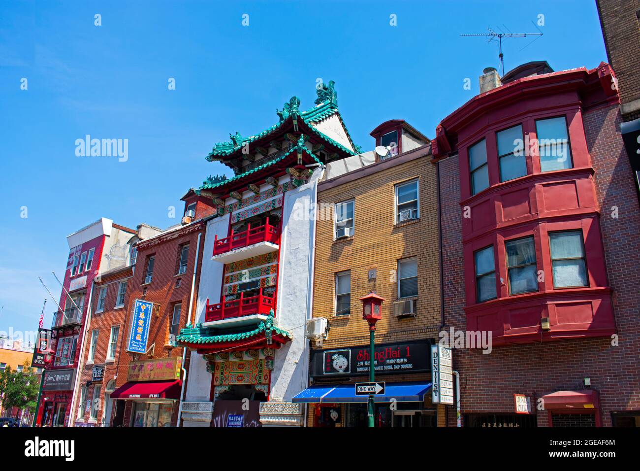 Une rangée de maisons dans le quartier chinois de Philadelphie montrant l'architecture caractéristique de style pagode Banque D'Images